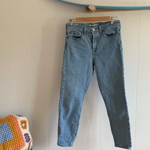Levi Wedgie Jean size 29 Light wash